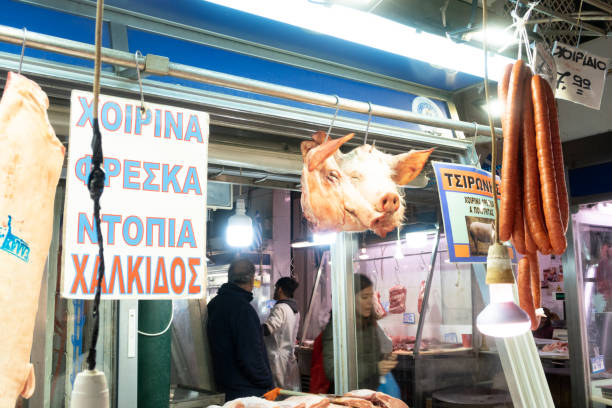 общественный рынок афин, димотики агора, также известный как центральный афинский общественный рынок - market market stall shopping people стоковые фото и изображения