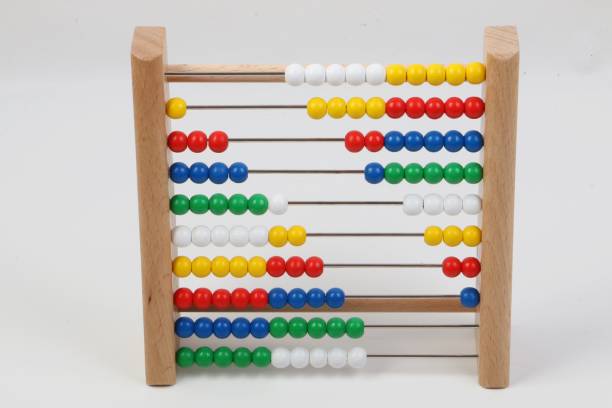 petite règle avec des boules en bois colorées dans un studio blanc - slide rule photos et images de collection