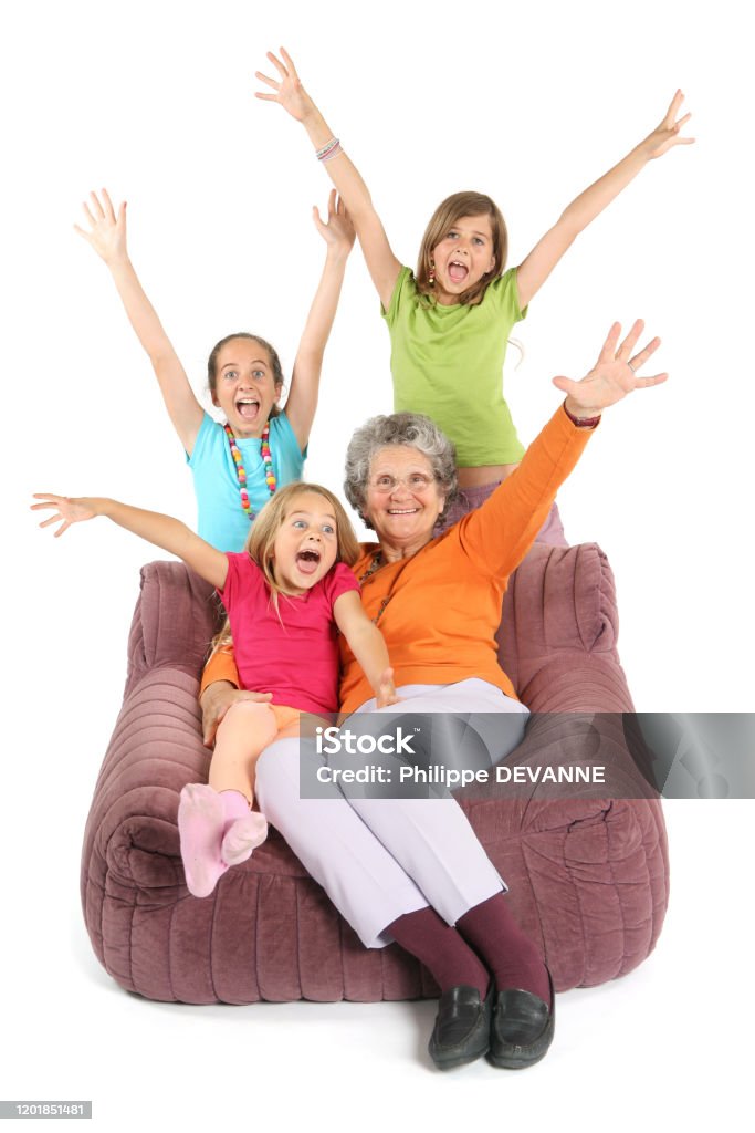 Petits enfants et leur grand-mère lèvent les mains de joie - Photo de Adulte libre de droits