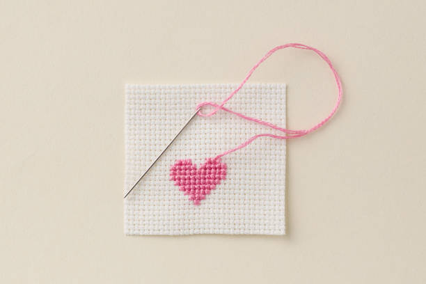 brodage d'un cœur de point de croix - embroidery cross stitch needle sewing photos et images de collection