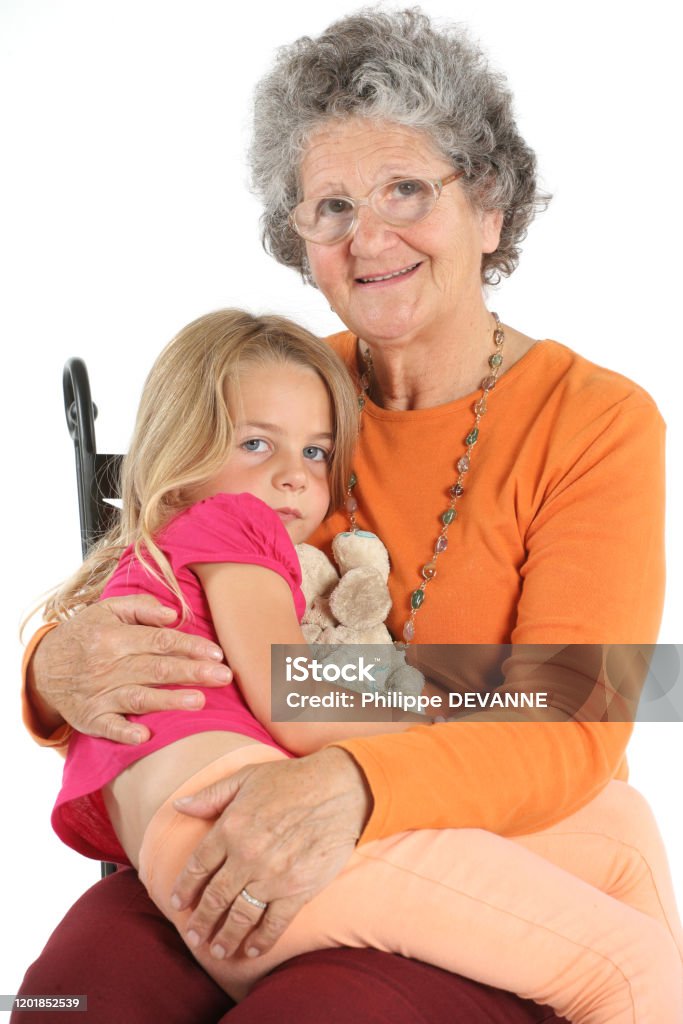 Petite fille avec son doudou fait un câlins avec sa grand-mère - Photo de Amour libre de droits