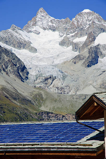 solar-technologie in den alpen - shack european alps switzerland cabin stock-fotos und bilder