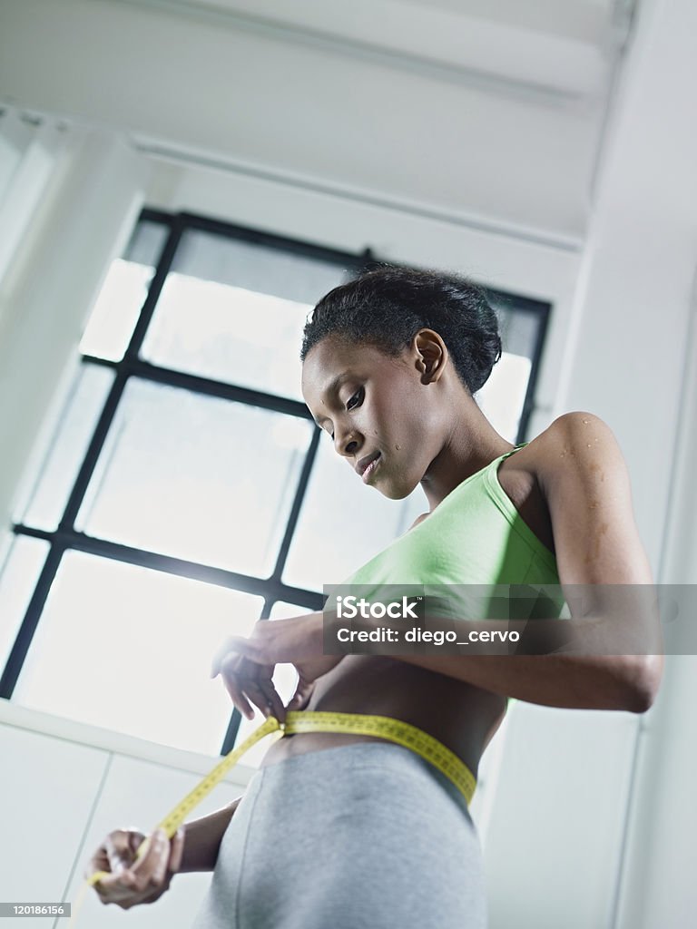 Mulher africana medir a cintura com fita amarela - Royalty-free 20-29 Anos Foto de stock