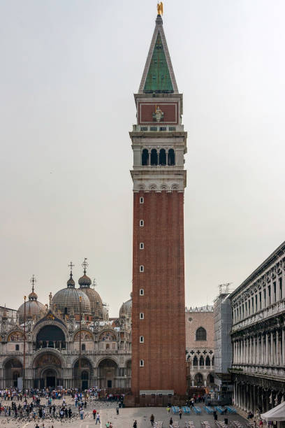 el amanecer es tranquilo en la plaza de san marcos, pero no pasa mucho tiempo antes de que lleguen las multitudes de venecia para ver la catedral de san marcos, el campanile y el palacio de los perros - unrecognizable person st marks square venice italy italy fotografías e imágenes de stock