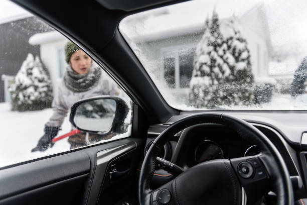 폭풍 후 차에서 눈을 제거 하는 다민족 가족 - snow car window ice scraper 뉴스 사진 이미지