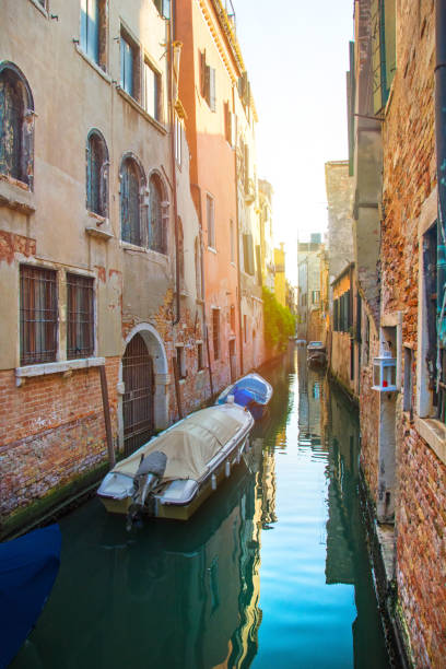 ヴェネツィアの古い建築と狭い運河 - european culture architecture vertical venice italy ストックフォトと画像