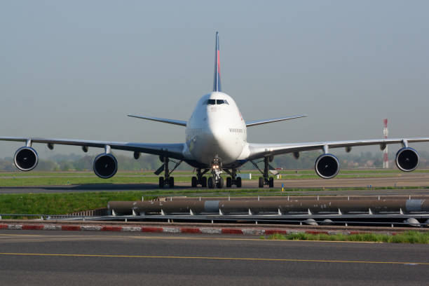 デルタ航空ボーイング747-400 n662us旅客機パリシャルル・ド・ゴール空港に到着し、着陸 - boeing boeing 747 airplane cargo container ストックフォトと画像