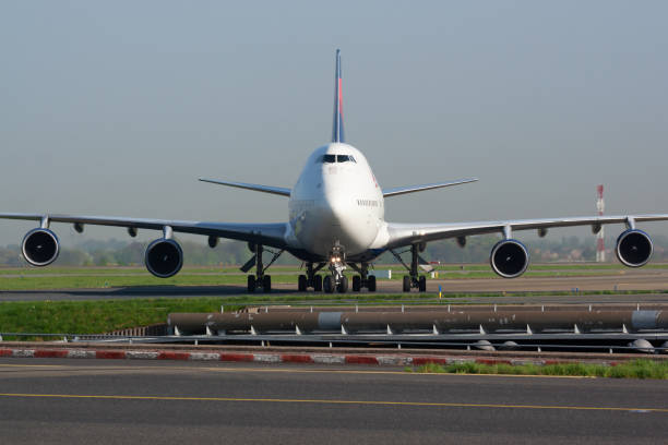 delta airlines boeing 747-400 n662us samolot pasażerski przylot i lądowanie na lotnisku paris charles de gaulle - boeing boeing 747 airplane cargo container zdjęcia i obrazy z banku zdjęć