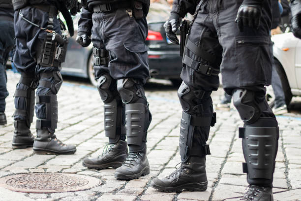 polizei-force-absperrung an der stadtstraße. - spezialeinheit stock-fotos und bilder