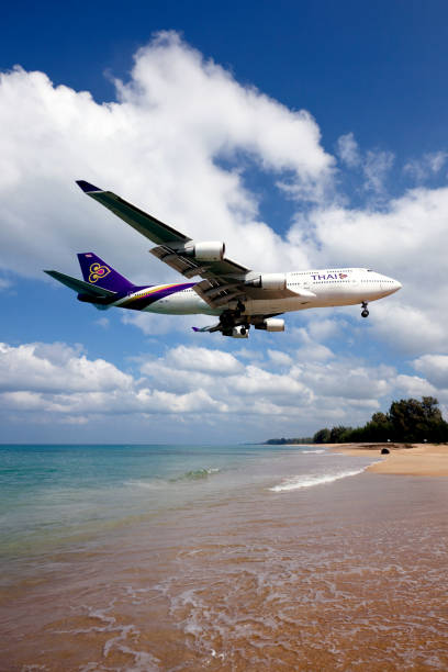 푸켓의 해변에 착륙 타이 항공 보잉 747-400 - thai airways 뉴스 사진 이미지