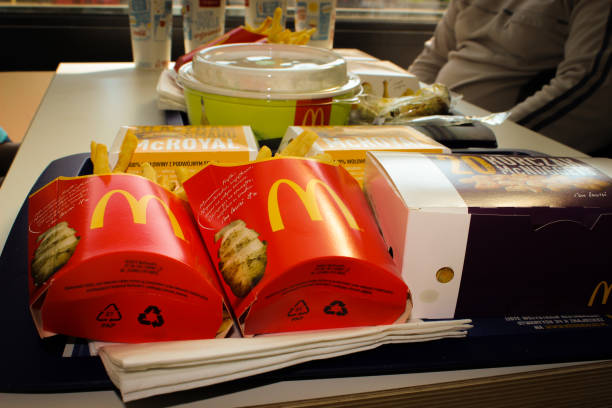 lunch at mcdonalds. - brand name yellow red business imagens e fotografias de stock