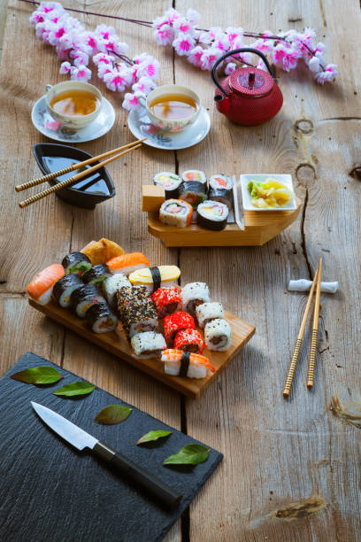 sushi - fruit table bamboo black foto e immagini stock