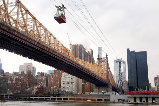 ed koch queensboro bridge da manhattan al queens e famosa tramvia a cavo di roosevelt island. il colpo viene dalla cabina di rit. - overhead cable car car usa avenue foto e immagini stock