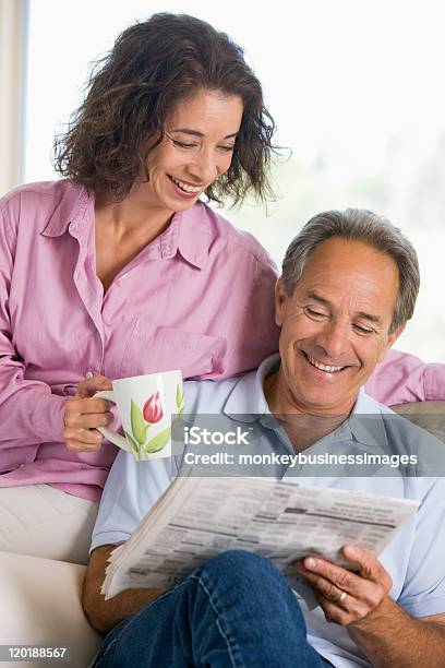 Foto de Casal Relaxante Com Jornal e mais fotos de stock de Jornal - Jornal, Café - Bebida, Ler