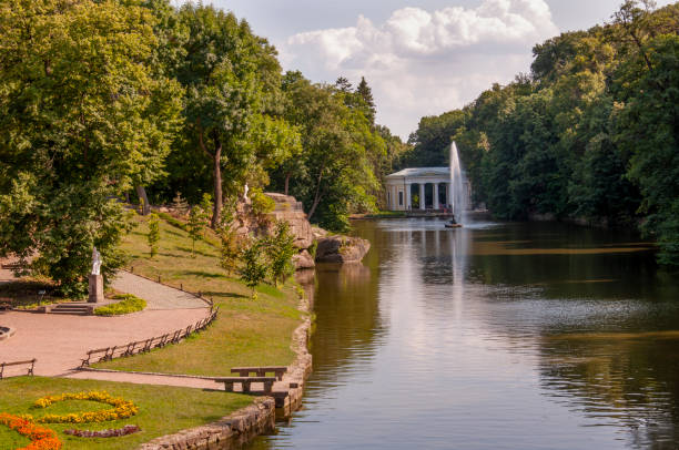 uman, parte central de ucrania, 10 de julio de 2019. parque nacional dendrológico sofiyivka en verano - uman fotografías e imágenes de stock