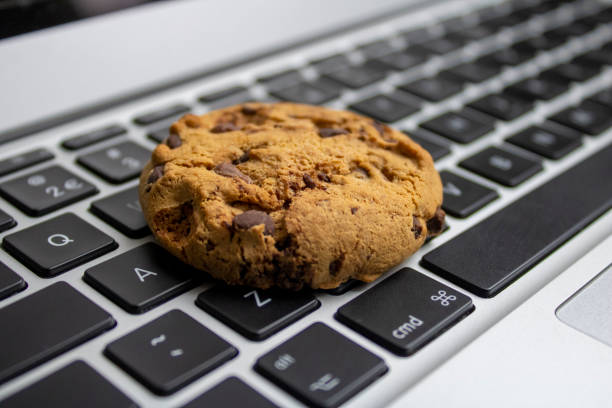 cookie auf der tastatur - gebäck stock-fotos und bilder