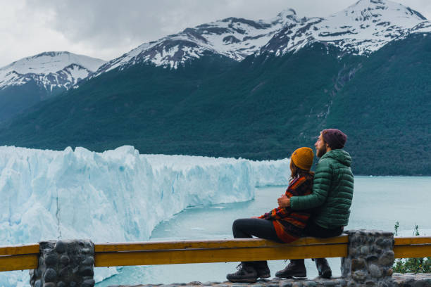 coppia che guarda la vista panoramica del ghiacciaio perito moreno in patagonia - provincia di santa cruz argentina foto e immagini stock