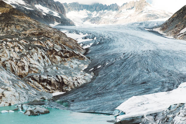 vista panorámica del glaciar azul, las montañas y el lago turquesa en suiza - aletsch glacier fotografías e imágenes de stock