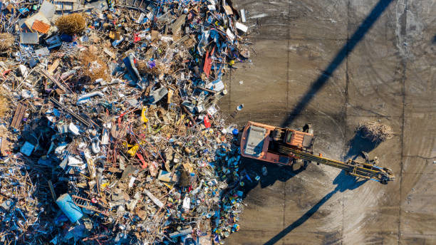 vista aerea della spazzatura metallica in un porto. - landfill foto e immagini stock