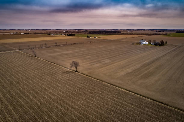 pochmurne brązowe pola rolne - farm barn landscape ohio zdjęcia i obrazy z banku zdjęć