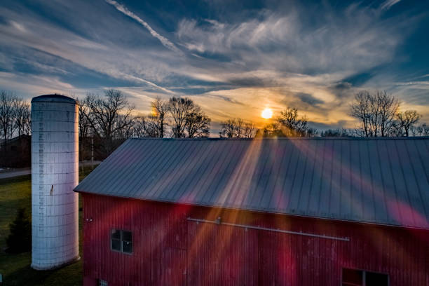 promienie słoneczne nad stodołą - farm barn landscape ohio zdjęcia i obrazy z banku zdjęć