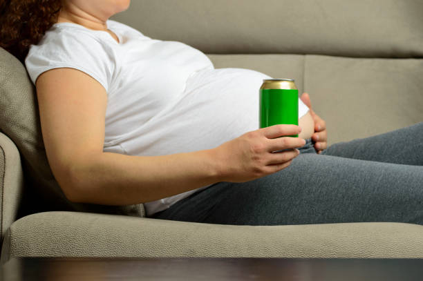 donna incinta rilassarsi a casa e godersi un rinfresco - abdomen addiction adult alcohol foto e immagini stock