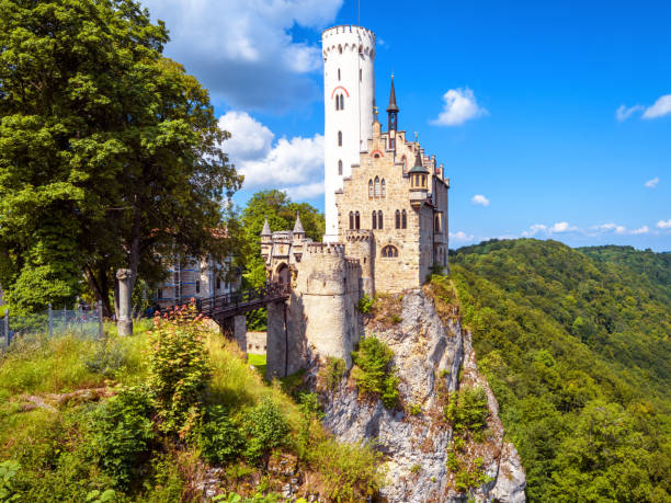 замок лихтенштейн летом, баден-вюртемберг, германия. этот знаменитый замок является достопримечательностью германии. сценический вид на с� - black forest forest sky blue стоковые фо�то и изображения