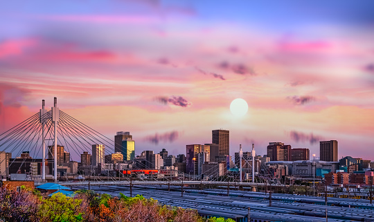 Horizonte de la ciudad de Johannesburgo y puente Nelson Mandela al atardecer photo