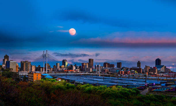 ヨハネスブルグ市のスカイラインと月とネルソンマンデラ橋 - nelson mandela bridge cityscape bridge south africa ストックフォトと画像