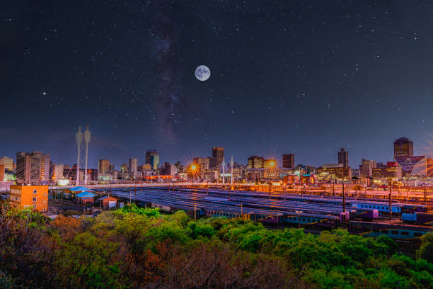 ヨハネスブルグ市のスカイラインと月と銀河と夜のネルソンマンデラ橋 - nelson mandela bridge cityscape bridge south africa ストックフォトと画像