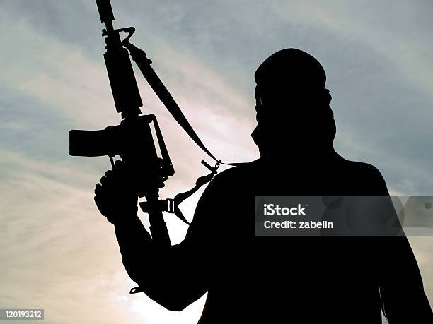 Silhouette Di Soldato - Fotografie stock e altre immagini di Arma da fuoco - Arma da fuoco, Violenza, Sagoma - Controluce