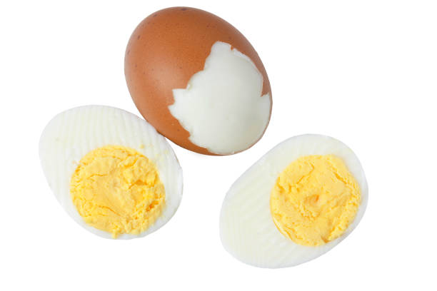 uova sode affettate isolate su sfondo bianco. - hard cooked egg foto e immagini stock