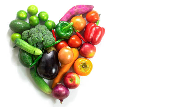 herz von obst und gemüse, frisches gemüse und obst, bunte sfrüchte und gemüse, sauberes essen, gemüse und obst hintergrund, top-ansicht, lebensmittel-konzept. - tomato apple green isolated stock-fotos und bilder