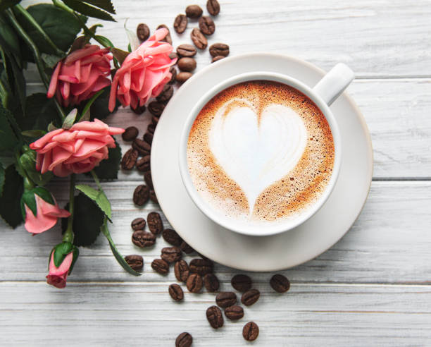 una taza de café con patrón cardíaco - coffee bean coffee flower ribbon fotografías e imágenes de stock