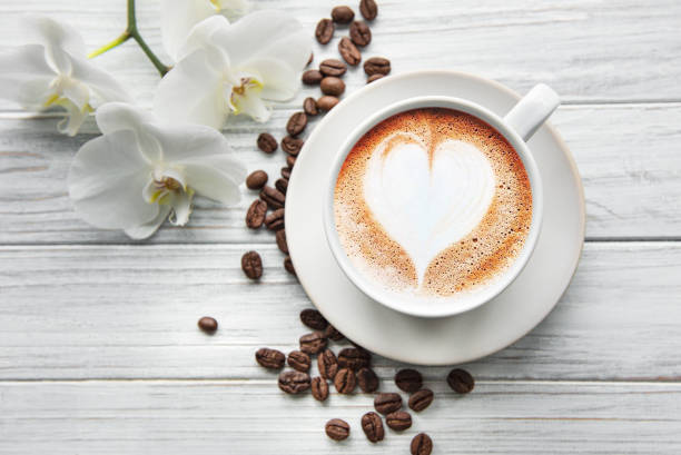 una taza de café con patrón de corazón - coffee bean coffee flower ribbon fotografías e imágenes de stock