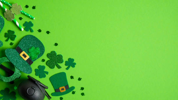 St Patricks Day banner design with Irish elf hats, pot of gold, shamrock and four-leaf clovers on green background. Happy St. Patrick's Day concept. Greeting card template, poster, flyer mockup diseño de estandarte del día de san patricio con sombreros de elfo irlandés, olla de oro, shamrock y tréboles de cuatro hojas sobre fondo verde. feliz concepto del día de san patricio. plantilla de tarjeta de felicitación, póster, maqueta de volante
