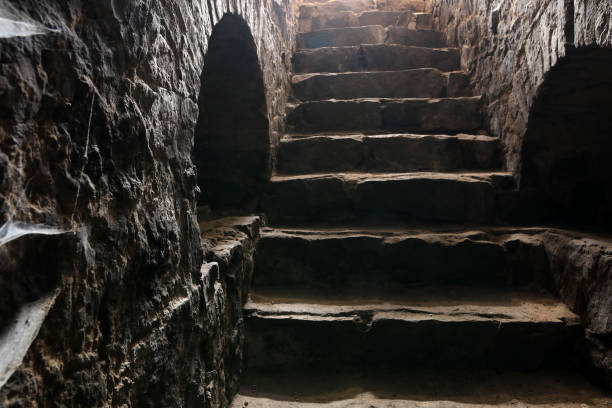 escadas de pedra na velha fortaleza. passos de pedra. - basement staircase old steps - fotografias e filmes do acervo