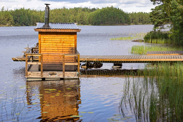 vista de uma pequena sauna perto de um lago, em um píer. esta é uma típica tradição escandinava. - sweden summer swimming lake - fotografias e filmes do acervo
