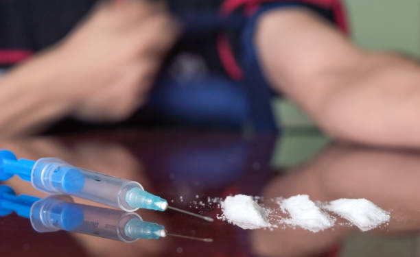 aguja de jeringa de heroína con cocaína. - fentanyl fotografías e imágenes de stock