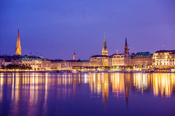 istock Binnenalster in Hamburg 1202025139