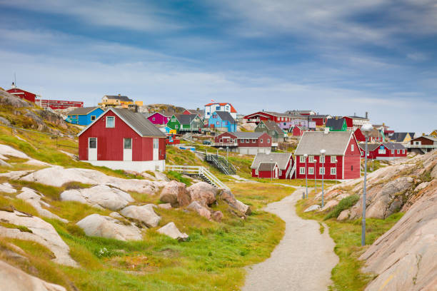 grenlandia ilulissat kolorowy widok na miasto - greenland zdjęcia i obrazy z banku zdjęć