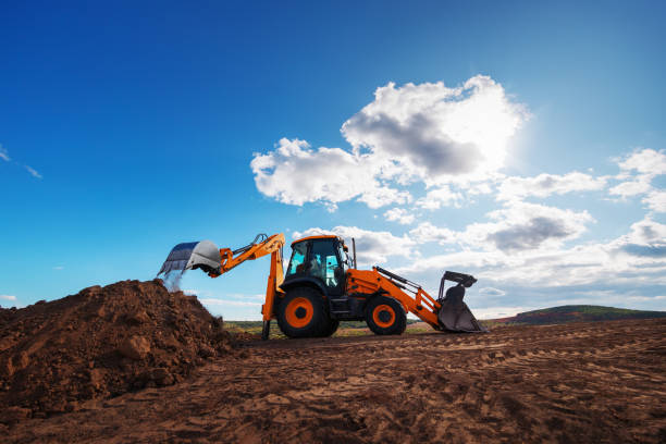 Wheel loader excavator with field background during earthmoving work, construction building Wheel loader excavator with field background during earthmoving work, construction building Earthmoving stock pictures, royalty-free photos & images