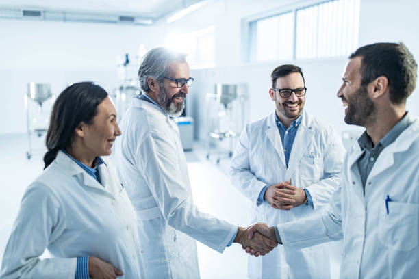 raggiungere un accordo in laboratorio! - teamwork medical research science women foto e immagini stock