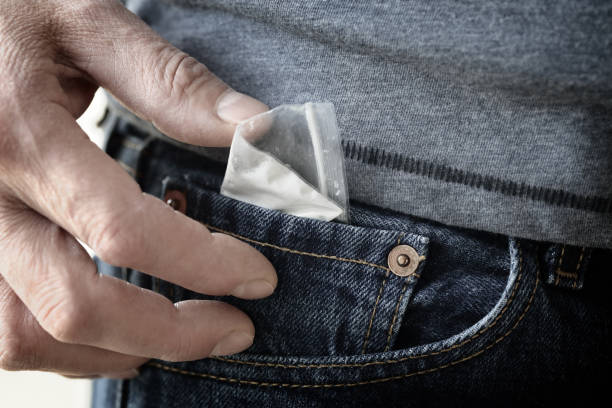 drug dealer selling bag of cocaine hidden in jeans pocket - narcotic teenager cocaine drug abuse imagens e fotografias de stock