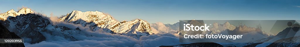 Montanha de neve Himalaya Cimeira pôr do sol super panorama Pico Pirâmide Nepal - Royalty-free Ambiente dramático Foto de stock