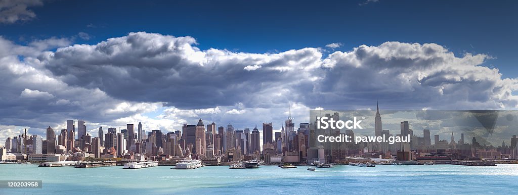 Panoramę Nowego Jorku z Dramatyczne niebo - Zbiór zdjęć royalty-free (Architektura)
