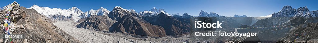 ヒマラヤエベレスト山の山頂パノラマチョ Oyu ゴーキョ氷河ネパール - Horizonのロイヤリティフリーストックフォト