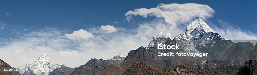 Khumbu Valle vista Monte Everest NP neve vertici panorama Nepal - Foto stock royalty-free di Ama Dablam