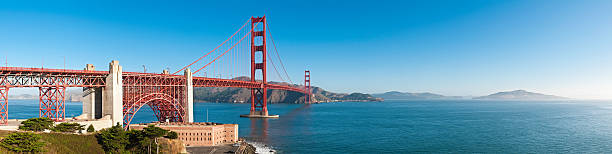 ゴールデンゲートブリッジは、サンフランシスコ湾のフォートポイントプレシディオパノラマ - golden gate bridge bridge san francisco county summer ストックフォトと画像