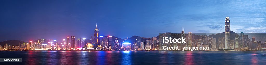 Alta risoluzione vista panoramica di Hong Kong di notte - Foto stock royalty-free di Notte